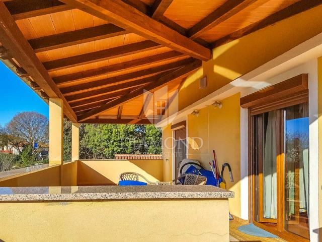 Poreč, surroundings, spacious house with two apartments and an additional apartment in the yard!