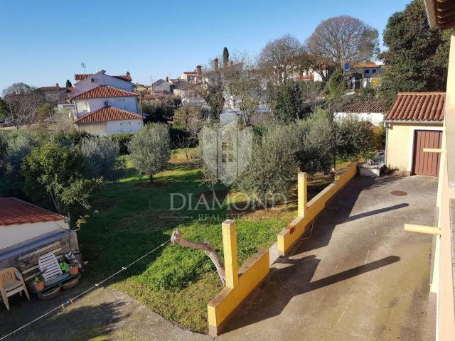 Poreč, surroundings, spacious house with two apartments and an additional apartment in the yard!