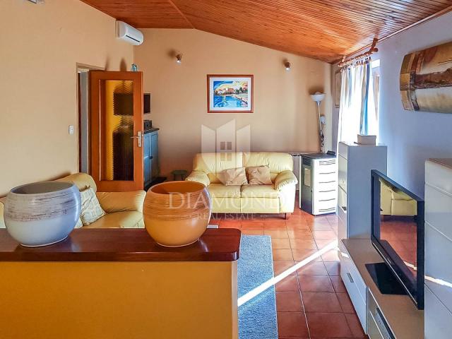 Poreč, surroundings, spacious house with two apartments and an additional apartment in the yard!