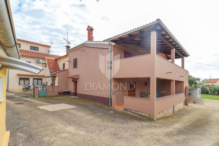 Poreč, surroundings, spacious house with two apartments and an additional apartment in the yard!