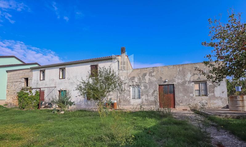 Vodnjan, surroundings, house with a large garden