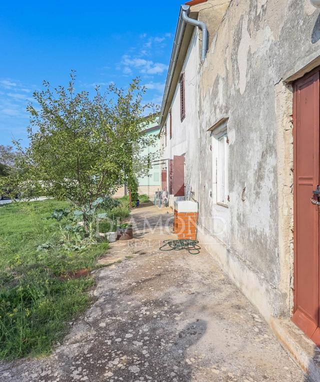 Vodnjan, surroundings, house with a large garden