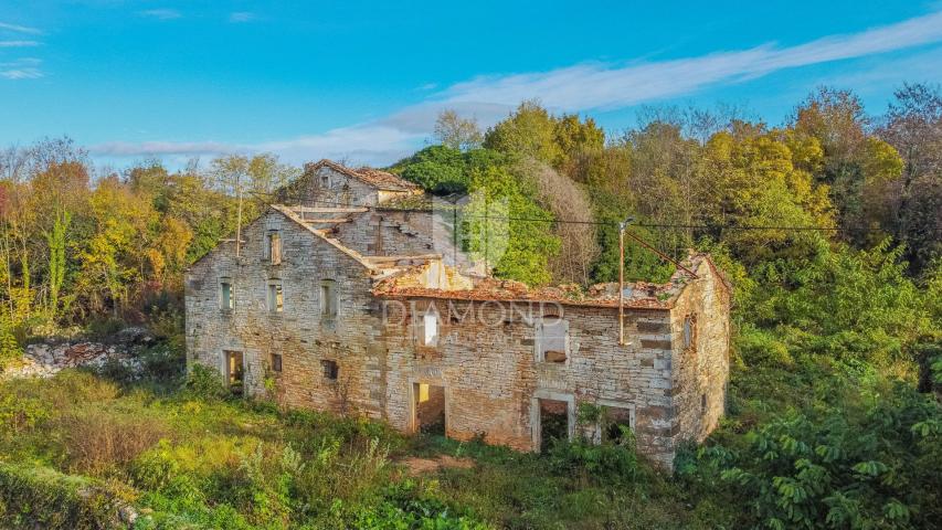 Oprtalj, okolica! Građevinsko zemljište sa ruševinama na mirnoj lokaciji!