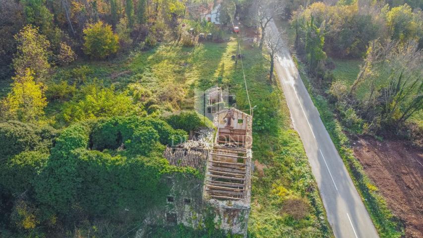 Oprtalj, okolica! Građevinsko zemljište sa ruševinama na mirnoj lokaciji!