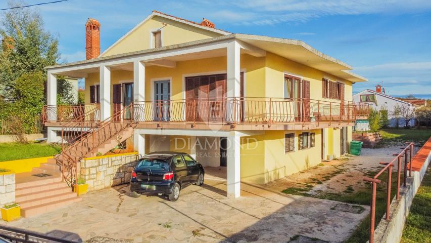 Umag, okolica! Apartmanska kuća sa lijepom okućnicom!