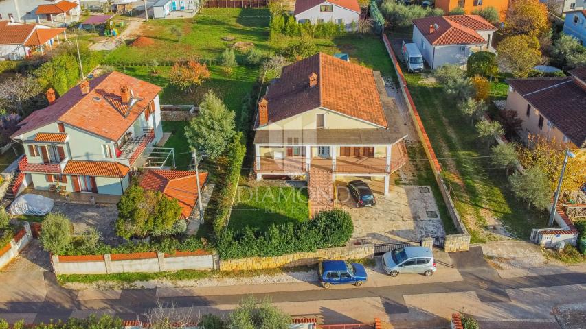 Umag, okolica! Apartmanska kuća sa lijepom okućnicom!