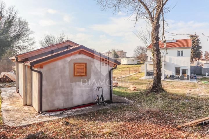 Poreč, Umgebung, zwei Häuser mit Swimmingpool und großem Garten!