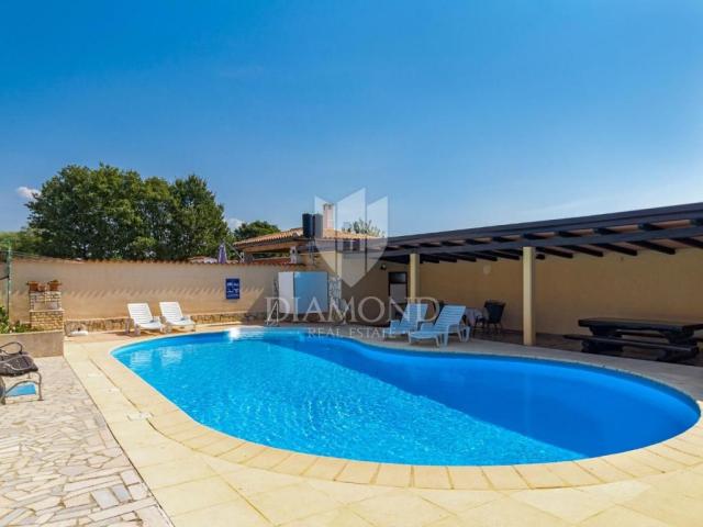 Poreč, Apartmenthaus mit Swimmingpool und großem Garten!