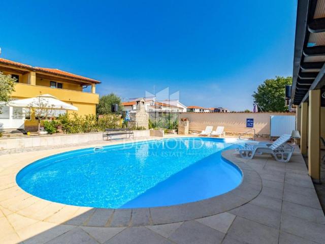 Poreč, Apartmenthaus mit Swimmingpool und großem Garten!