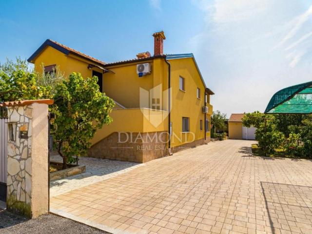 Poreč, Apartmenthaus mit Swimmingpool und großem Garten!