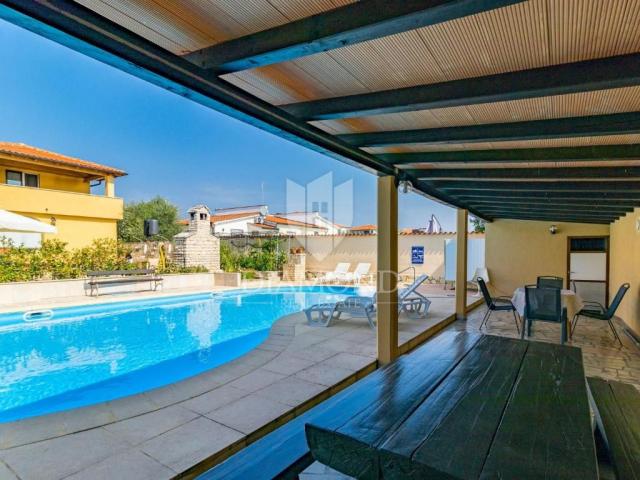 Poreč, Apartmenthaus mit Swimmingpool und großem Garten!