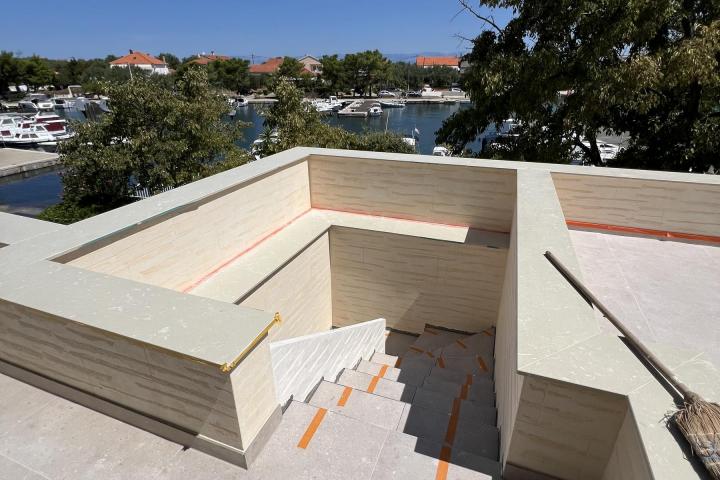 Zadar, otok Ugljan novogradnja penthouse 124 m2 prvi red do mora