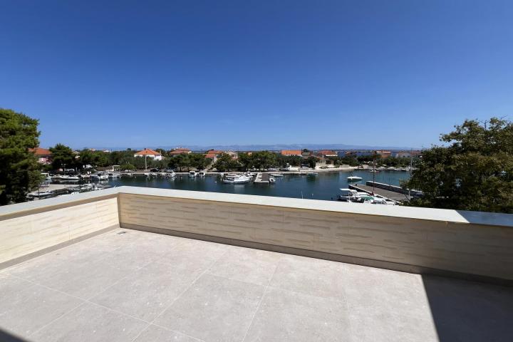 Zadar, otok Ugljan novogradnja penthouse 124 m2 prvi red do mora