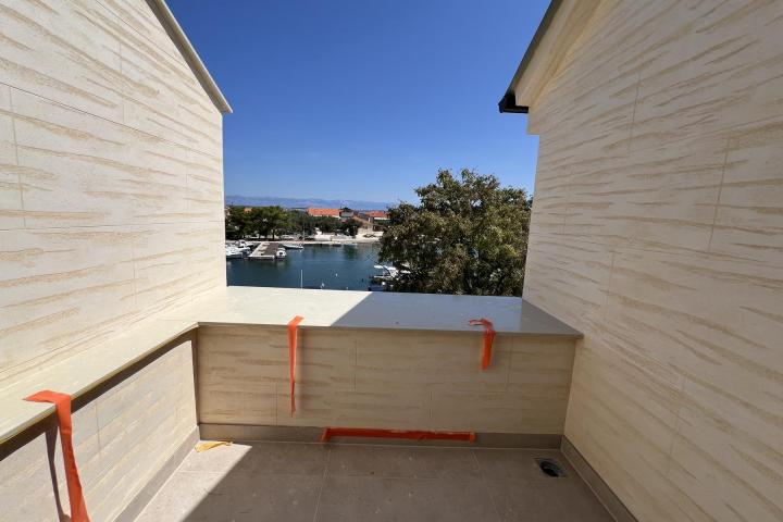 Zadar, otok Ugljan novogradnja penthouse 124 m2 prvi red do mora