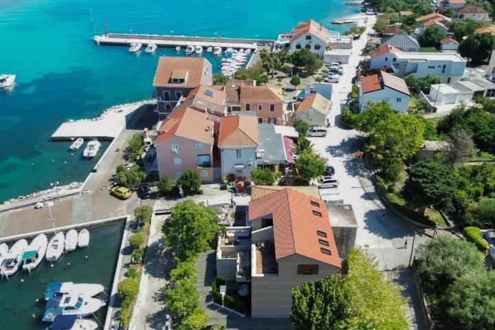 Zadar, otok Ugljan novogradnja penthouse 102 m2 prvi red do mora