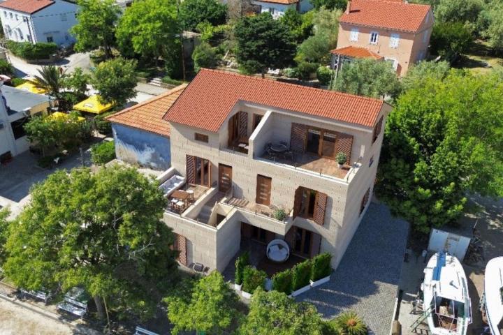 Zadar, otok Ugljan novogradnja penthouse 102 m2 prvi red do mora