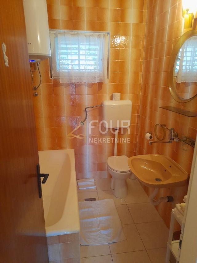 Otok Rab, Supetarska Draga, kuća s 5 apartmana, 1. red do mora