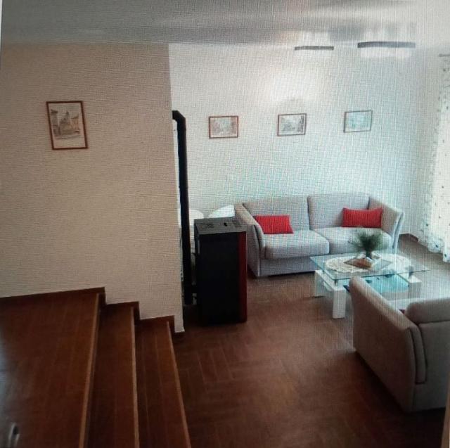 KUCA/VILA + 5, 6 ARI PLAC, KREMNA