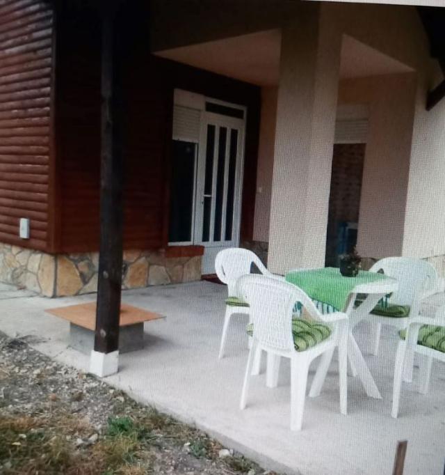 KUCA/VILA + 5, 6 ARI PLAC, KREMNA