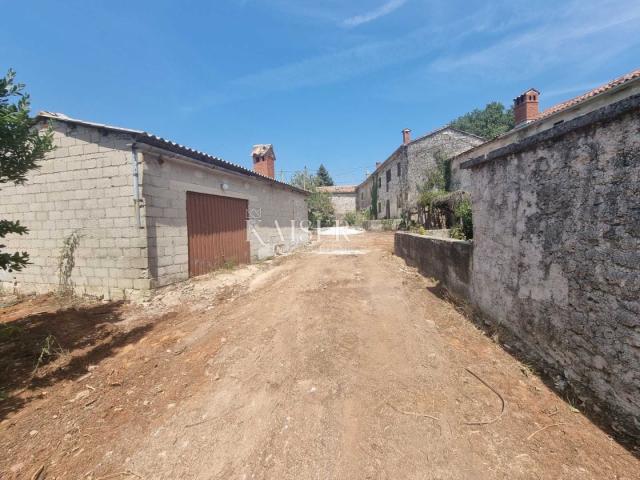 Istra - kuća u nizu s ruševinom na terenu 1500 m2