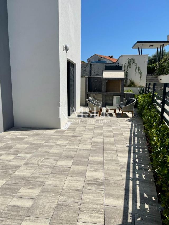 Otok Krk, Krk - Stan od 100 m2 + app od 48 m2