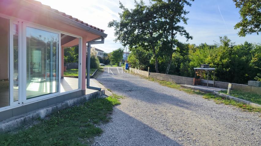 Marčana, surroundings - estate with a house and construction site, 20,000 m2