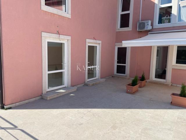 Istra, Novigrad - Stan 35 m2+loggia 5 m2 i Poslovni prostor 95 m2