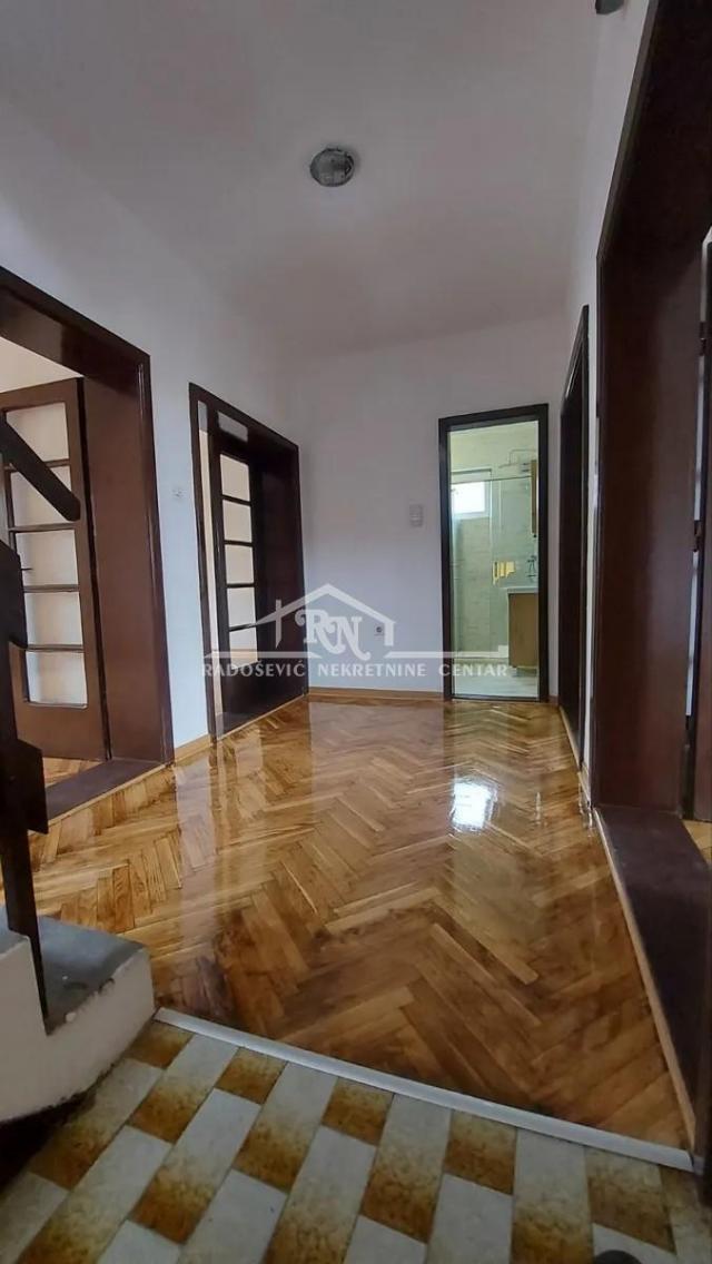 Kuća u Jakovu 206m2 + pomoćni objekat 87m2, 19 ari ID#1287