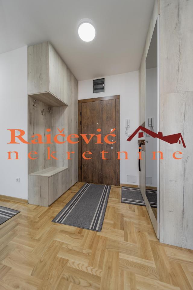 VOZDOVAC BANJICA 75m2 , T , 190000e