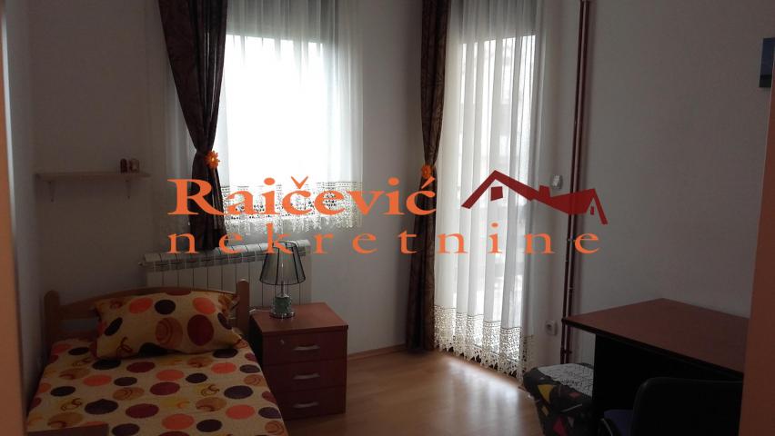 VOZDOVAC JAJINCI 890m2 , 8T , 850000e