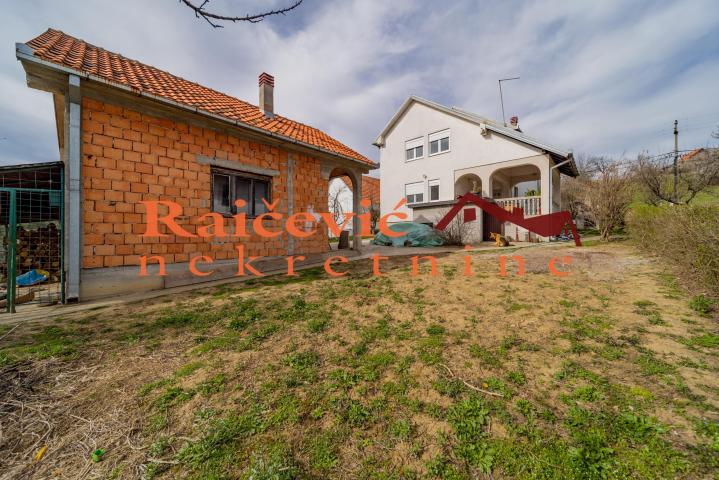 OBRENOVAC MALA MOSTANICA 222m2 , T , 175000e