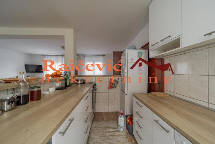 OBRENOVAC MALA MOSTANICA 222m2 , T , 175000e