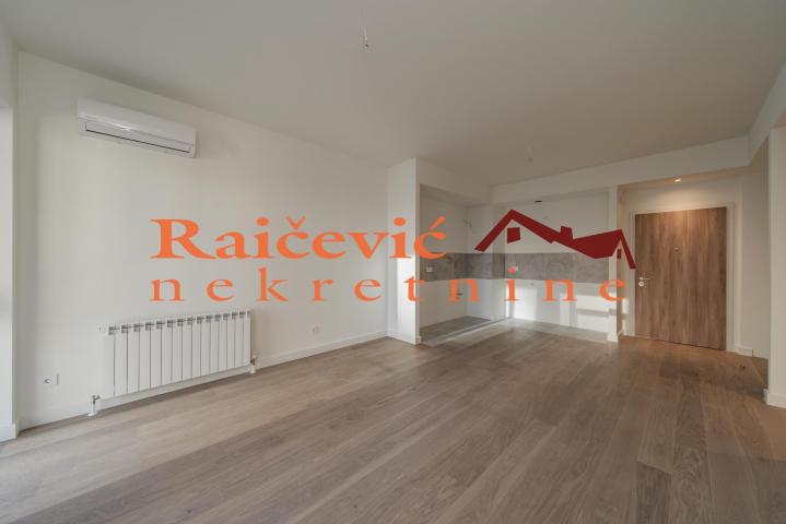 SAVSKI VENAC BEOGRAD NA VODI 81m2 , T , 375000e