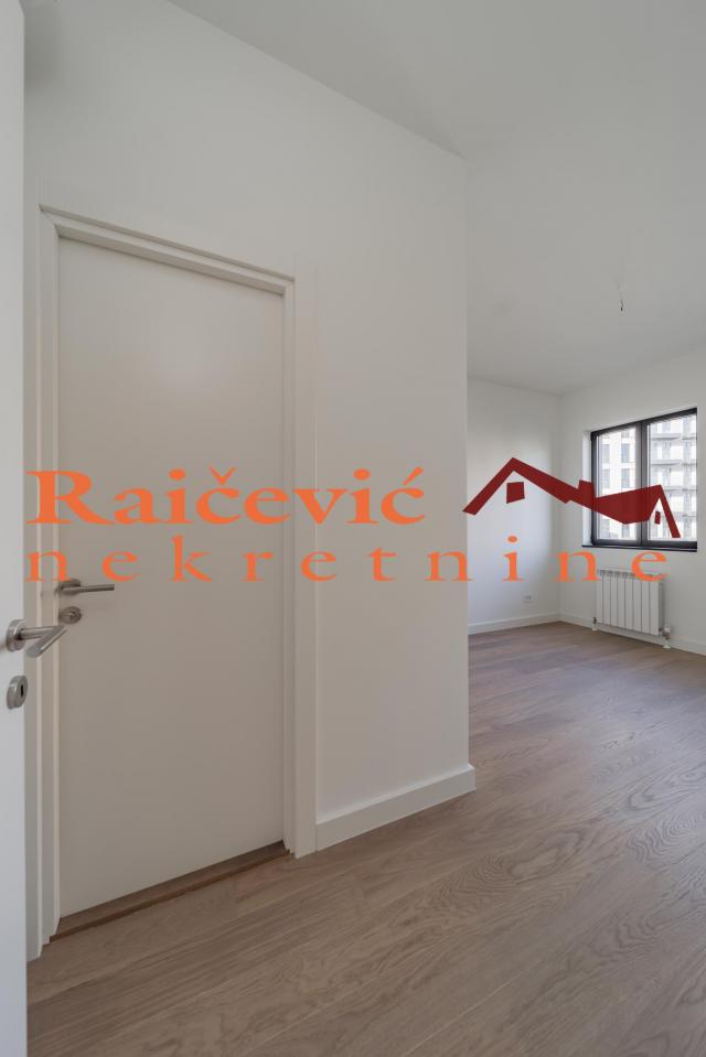 SAVSKI VENAC BEOGRAD NA VODI 81m2 , T , 375000e