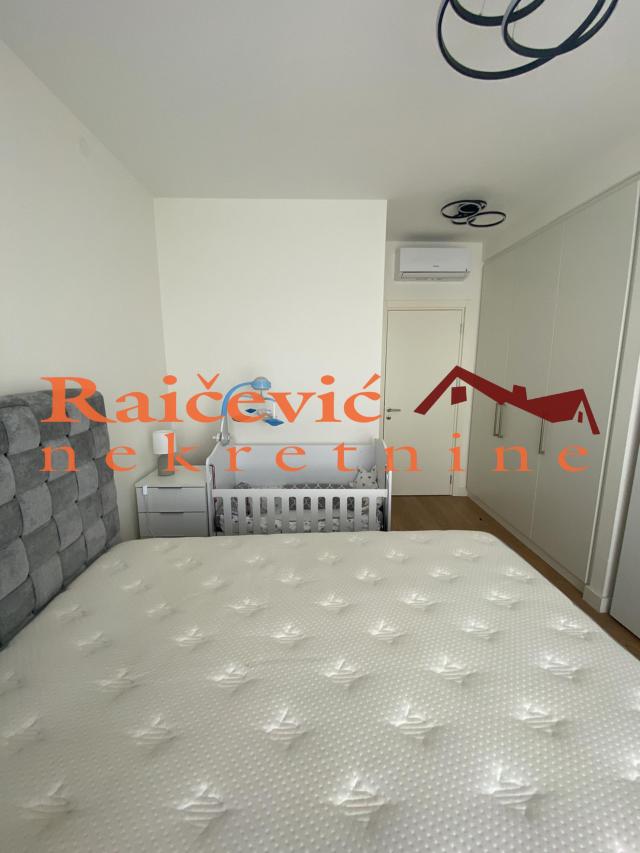 SAVSKI VENAC BEOGRAD NA VODI 54m2 , T , 348000e