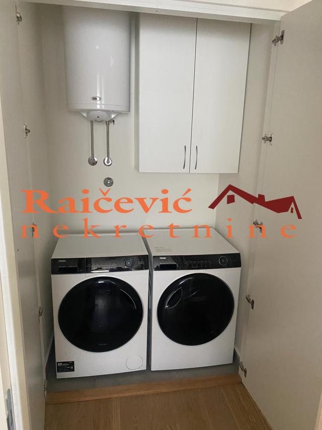 SAVSKI VENAC BEOGRAD NA VODI 54m2 , T , 348000e