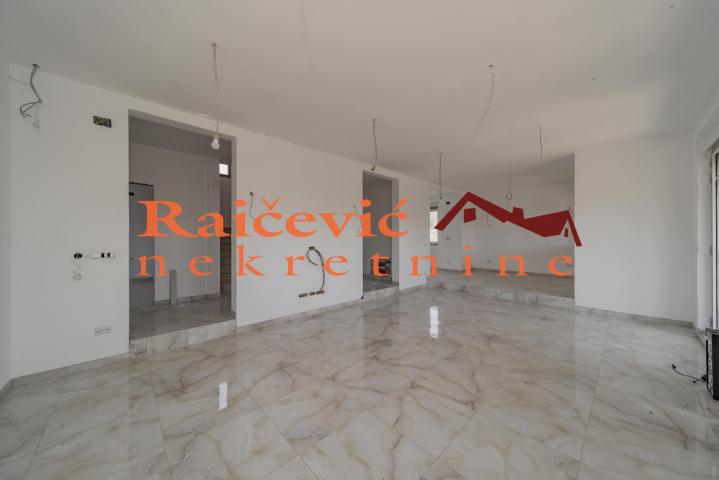 VOZDOVAC JAJINCI 320m2 , 360000e