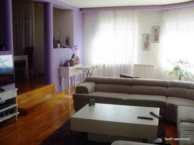 ZEMUN ZEMUN - ALTINA 650m2 , (7T) , 550000e