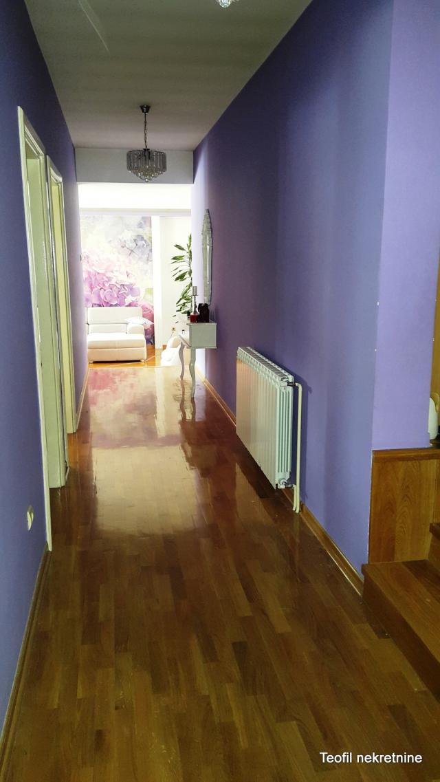 ZEMUN ZEMUN - ALTINA 650m2 , (7T) , 550000e