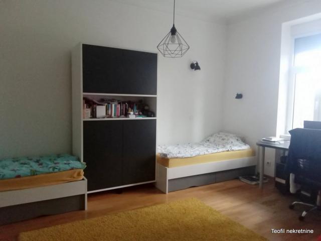 ZEMUN ZEMUN - KARAĐORĐEV TRG 123m2 , (T)+parkin , 430000e