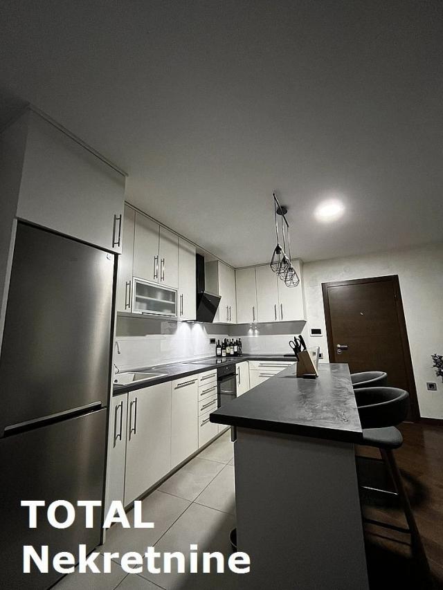 4 Četvorosoban stan NOVI SAD, 360500€