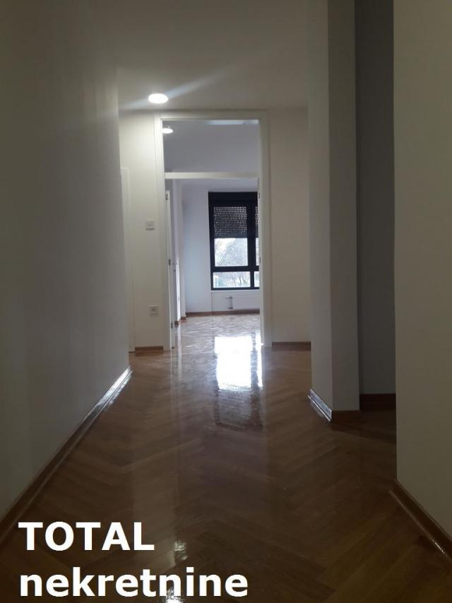 4. 5 Četvoroiposoban stan NOVI SAD, 444960€