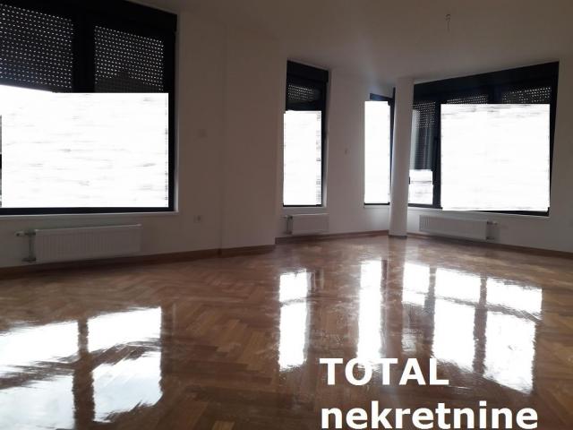 4. 5 Četvoroiposoban stan NOVI SAD, 444960€