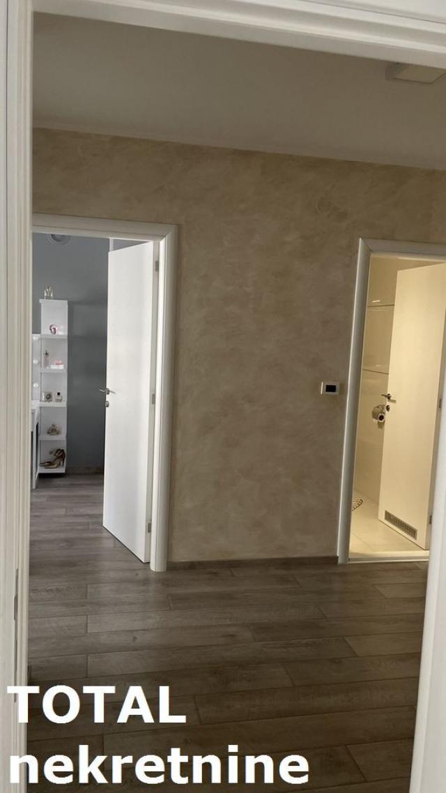 4 Četvorosoban stan NOVI SAD, 242050€