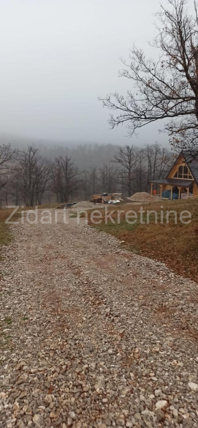 Hitna prodaja! Zlatibor plac 5, 5 ari Gajevi, najlepši deo Zlatibora