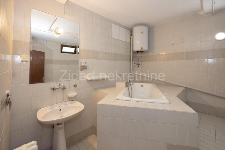 Zemun, Gornji grad, lokal od 212m2