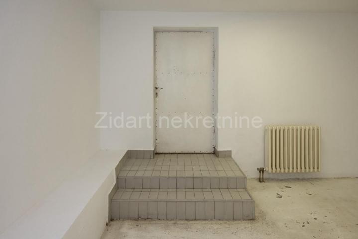 Zemun, Gornji grad, lokal od 212m2