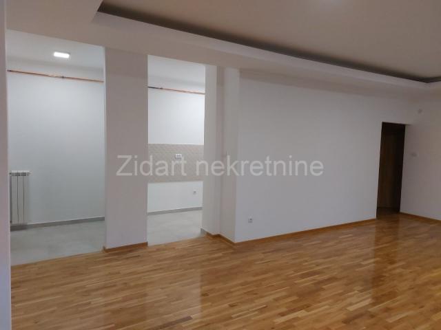 U centru Inđije, veoma lep i svetao stan 80m2