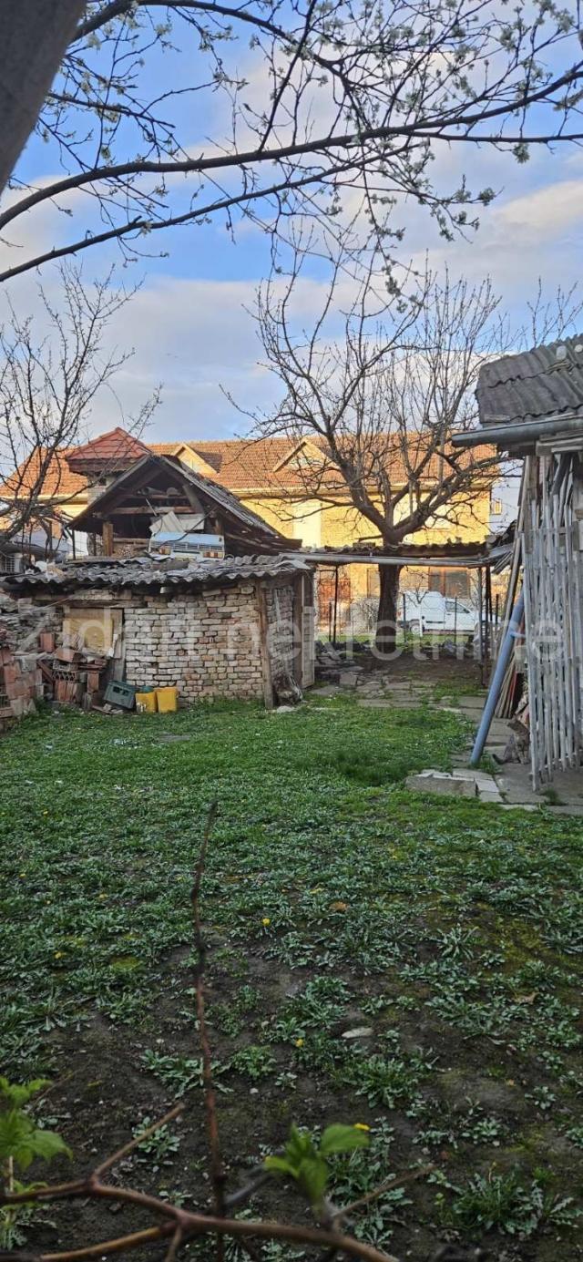 Batajnica, dve kuće u dvorištu, uknjiženo