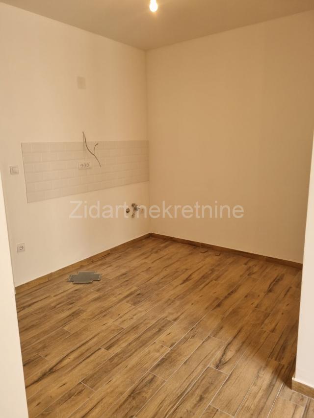 Prespanska, lux stan 72m2+ 30 m2 terase